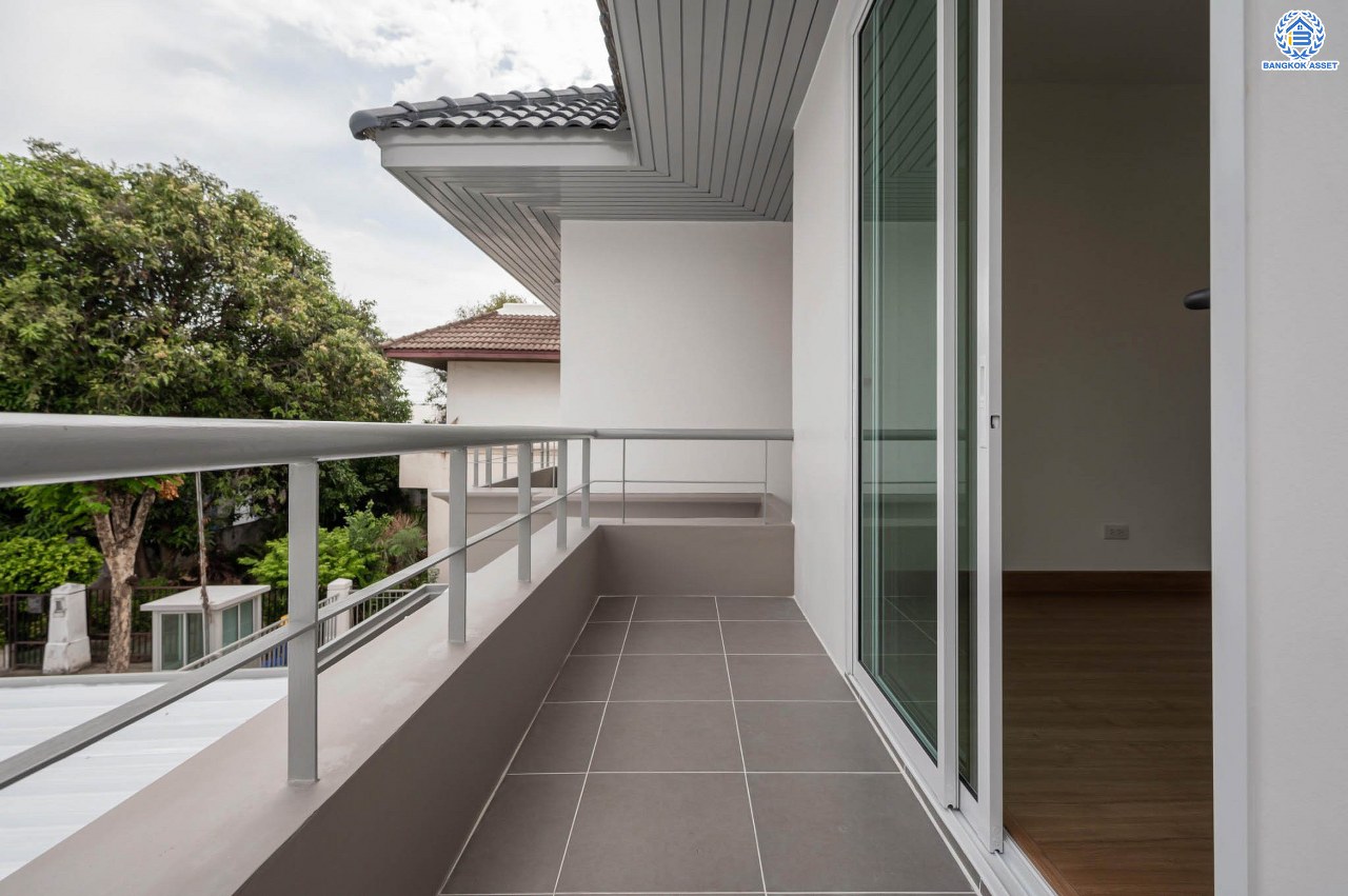 บ้านมือสองตกแต่งใหม่ โครงการ บ้านพิมาน ปิ่นเกล้า-กาญจนาภิเษก เนื้อที่ 103 ตร.ว. ฟังก์ชัน 4 ห้องนอน 3 ห้องน้ำ 1 ห้องอเนกประสงค์ จอดรถได้ 2 คัน บนทำเลเดินทางสะดวก ติดถนนกาญจนาภิเษก เชื่อมต่อหลายเส้นทาง ใกล้ทางด่วน "กาญจนาภิเษก" รถไฟฟ้า "สถานีหลักสอง" และเดอะมอลล์บางแค